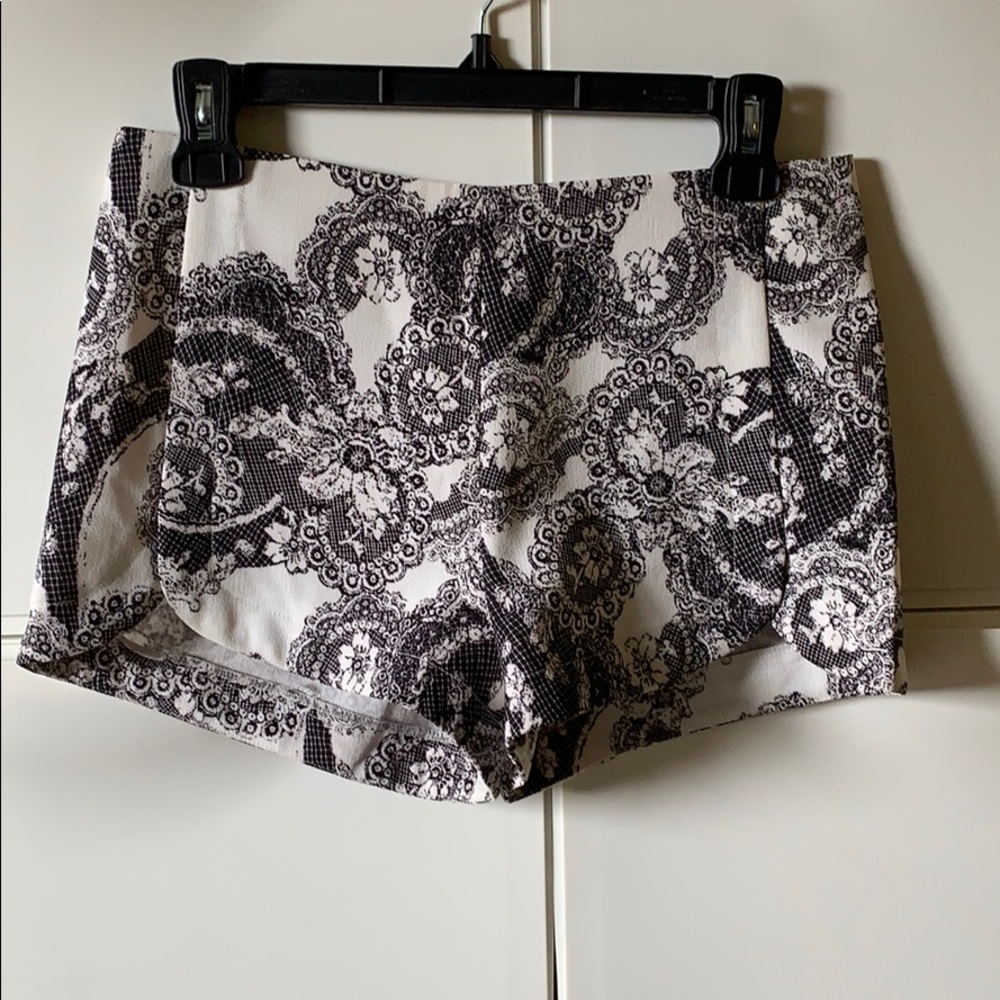Vintage Lace Print Short Shorts